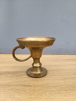 Patinás réz gyertyatartó – talpas, oldalsó füllel (vintage)