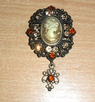 Gyönyörűséges, antikolt hatású kámea bross, cirkóniával díszítve.