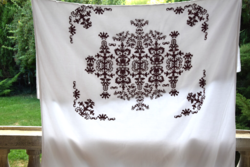 Hímzett ágynemű garnitúra szett különleges bordó díszítéssel 2 paplan 2 párna