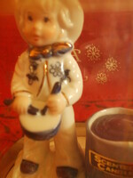 RÉGI FURULYÁS KISLEÁNY GYERTYATARTÓVAL, GYERTYÁVAL  MÉRET:MAGASSÁG:14 CM, ALJA HOSSZA:10 CM NEM JELZ