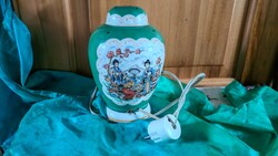 Porcelán, fedeles váza, lámpa.