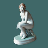 Zsolnay porcelán női térdelő akt figura