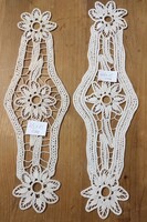 Ekrü virágmintás csipketerítők – karácsonyi asztaldekorhoz