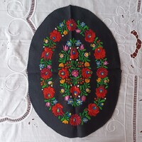 Fekete filc anyagon Matyó minta- selyem fonallal  hímzett terítő, népművészeti kézimunka