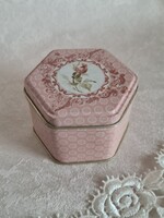 Szögletes rózsaszín rózsás vintage fémdoboz, elegáns ünnepi alkalmi csomagoláshoz