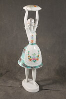 Hollóházi párnát tartó lány 831