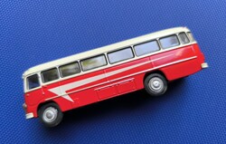 Ikarus retró kis busz.