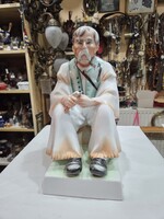 Zsolnay szalonnázó paraszt figura