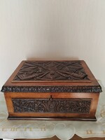 Régi kézzel faragott fa doboz pipa és dohány tárolására.
