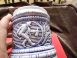 Régi gránit  sörös korsó-oldalán   figurával .