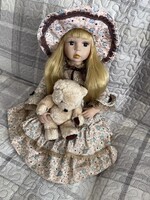 Gyönyörű üllő porcelánbaba