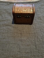 Kisméretű fa virágmintás ékszeres doboz
