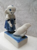 Zsolnay tyúkot etető Annuska