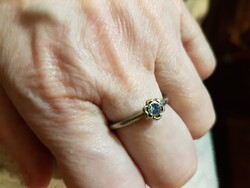 Szecis-stilusu ezüst,v.ezüstözött -kék csillogó- köves virágformájú  elegáns gyűrűt kínálok eladásra