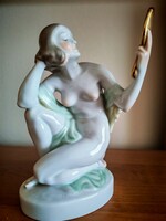 Herendi tükrös női akt figura