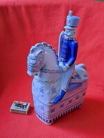 Gyönyörű, nagy méretű Hollóházi Háry János art deco figura, huszár lovon,  Veress Miklós terve