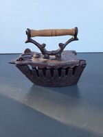 Miniatűr, felnyitható öntöttvas szenes vasaló – Vintage dekoráció