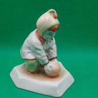 Sinkó András Zsolnay Labdával játszó gyerek figura