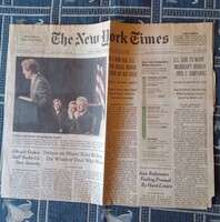 A New York Times újság 2000 ápr. 25- i kiadásának két lapja