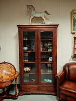 Új állapotú sötét mahagóni kétajtós tömörfa vitrin , könyvszekrény , vitrines tálaló szekrény  