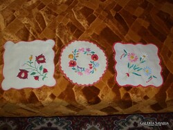KÉZIMUNKA KÖRBESZEGETT KIS TERÍTŐK,  3 DARAB