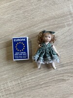 Mini porcelán baba