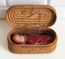 Régi papírmasé fejű pólyásbaba mózeskosárban - antik játék baba