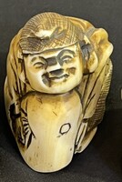 Csontból faragott netsuke figura