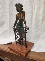 Kutas László bronz női szobra.