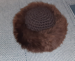 Szőrmés, tetején horgolt női sapka