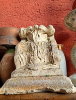 Akantuszlevelekkel díszített korinthoszi oszlopfő. Az akantuszlevél motívumot az ókori görög és róma