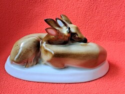 Szép festésű, Zsolnay összebújó őzek, őz páros porcelán figura