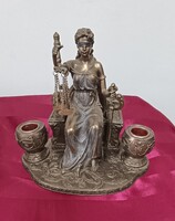 Justícia szobor 2 gyertyatartóval, bronzírozott műgyanta
