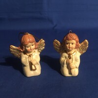 Két kerámia térdeplő angyal furulyával a kezében - karácsonyfadísz