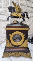 Antik Réz Kandalló óra Francia Nagy Sandor Lovas szobor a tetején tűz aranyozott. 52 cm magas !