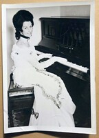 A művésznő.:Johann Strauss „Die Fledermaus” (A denevér)  előadásához