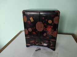 Keleti ékszeres ládika.