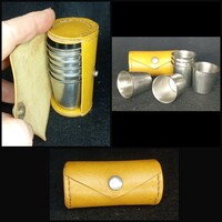 Vintage német rozsdamentes acél utazó felespoharak ,műbőr tokban  1960