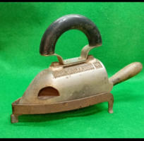 Weiss Manfréd Acél- és Fémművek öntöttvas vasaló   ,vasalótalppal  1920-40