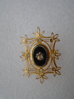 Faberge jellegű tűzaranyozott középen fekete onix kővel, körülötte 4 kis cirkónia kővel díszítve