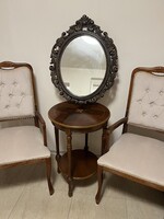 Antik jellegű kárpitozott karosszékek (2 db)