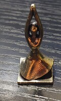 Jógázó nő szoknyában öntött réz figura