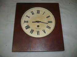 Jantar felhúzós falióra