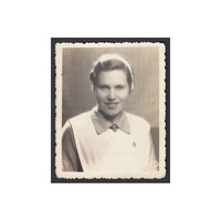 ,Magyar Vöröskereszt növendék ápolónője - Nővérképző iskola jelvényének viselési fotója