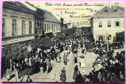 Veszprém - Főutcza , vásárnap , forgatag , katonatiszt , lovasfogat, üzletek  1904 Veronába küldve