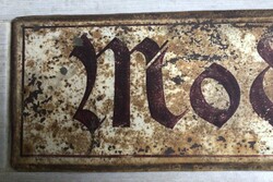 Modistin reklámtábla