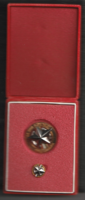 Kitüntetés díszdobozban. Az ipari szövetkezet kiváló dolgozója