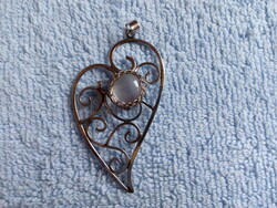 ELEGÁNS ALAKÚ FINOMAN KIDOLGOZOTT MEDÁL MINDEN ALKALOMRA