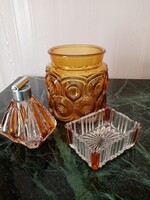 Antik borostyán színű metszett üvegek: francia  kölni - parfüm szóró, tálka /hamutál, öblös üveg