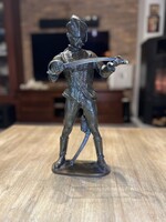 Kisfaludi Strobl Zsigmond: Kardját néző huszár (bronz szobor)